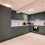 The Large Group House - Sleeps 28 펜션