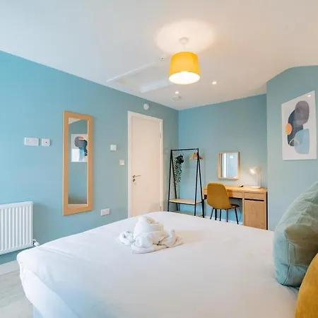 9br House - Walk To Eyre Square - Free Parking