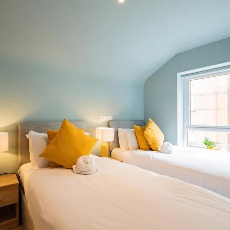 9br House - Walk To Eyre Square - Free Parking