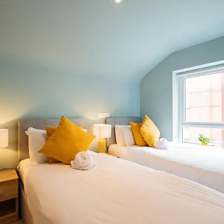 9br House - Walk To Eyre Square - Free Parking
