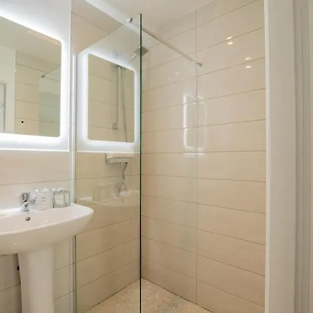 9br House - Walk To Eyre Square - Free Parking 펜션 *