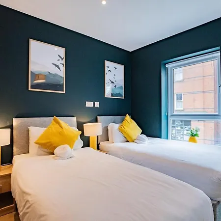 9br House - Walk To Eyre Square - Free Parking