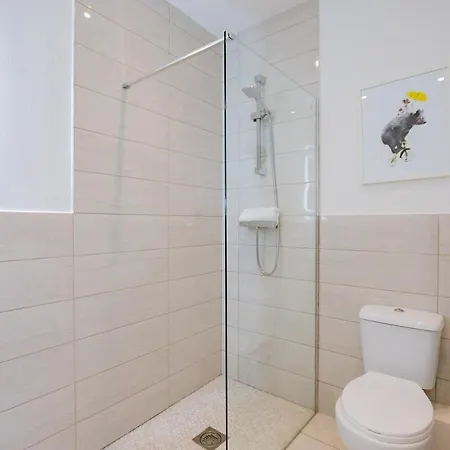 9br House - Walk To Eyre Square - Free Parking 펜션 *
