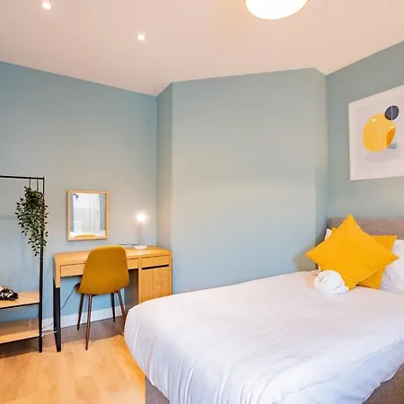 9br House - Walk To Eyre Square - Free Parking *