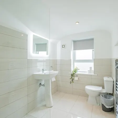 9br House - Walk To Eyre Square - Free Parking *