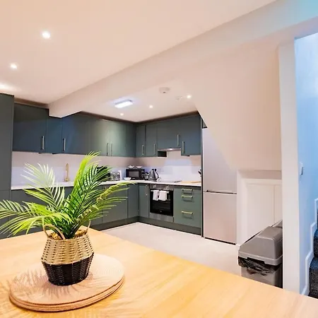 9br House - Walk To Eyre Square - Free Parking 펜션 *