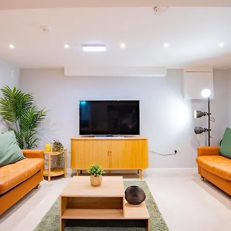 9br House - Walk To Eyre Square - Free Parking 펜션