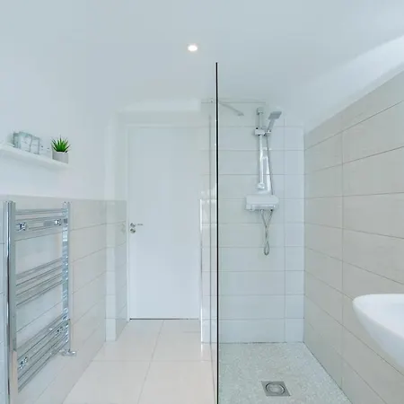 9br House - Walk To Eyre Square - Free Parking 펜션