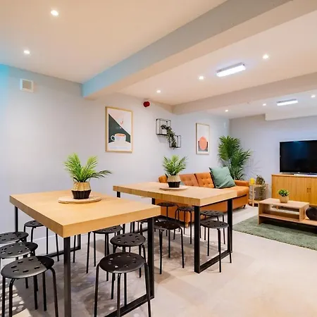 9br House - Walk To Eyre Square - Free Parking 펜션