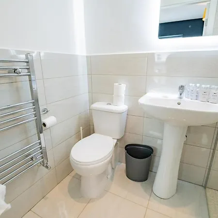 9br House - Walk To Eyre Square - Free Parking 펜션