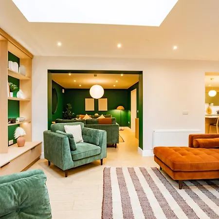9br House - Walk To Eyre Square - Free Parking *