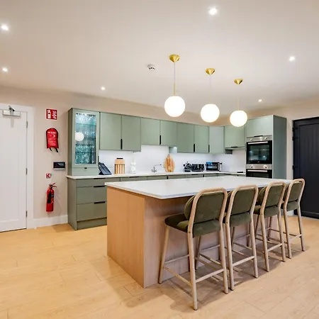 9br House - Walk To Eyre Square - Free Parking *