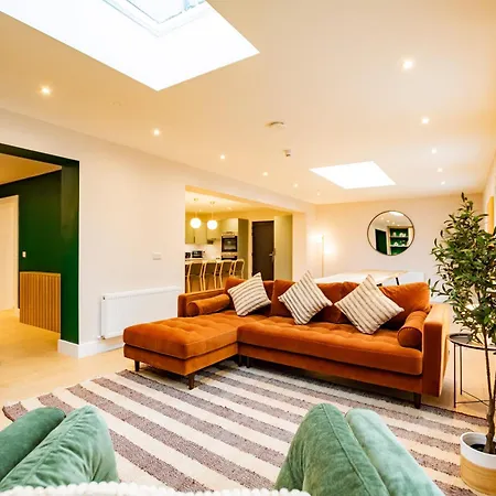 9br House - Walk To Eyre Square - Free Parking Tatil Evi