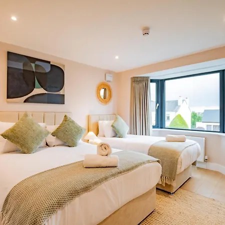 9br House - Walk To Eyre Square - Free Parking *
