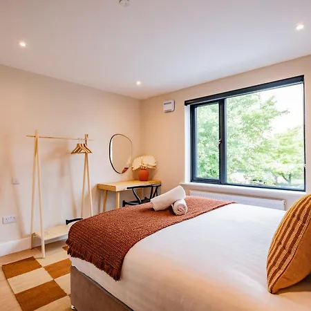 9br House - Walk To Eyre Square - Free Parking