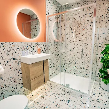 9br House - Walk To Eyre Square - Free Parking Tatil Evi *