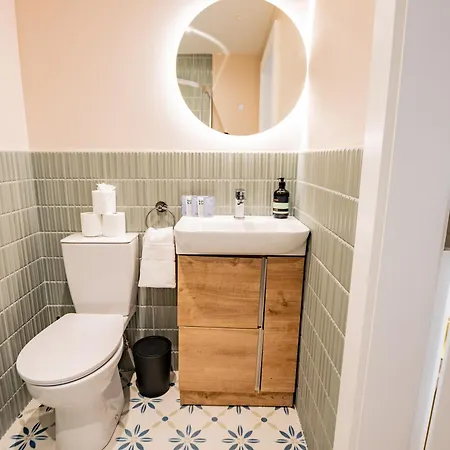 9br House - Walk To Eyre Square - Free Parking