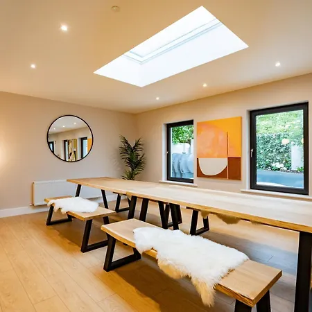 9br House - Walk To Eyre Square - Free Parking *