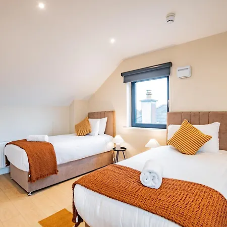 9br House - Walk To Eyre Square - Free Parking *