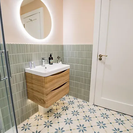 9br House - Walk To Eyre Square - Free Parking