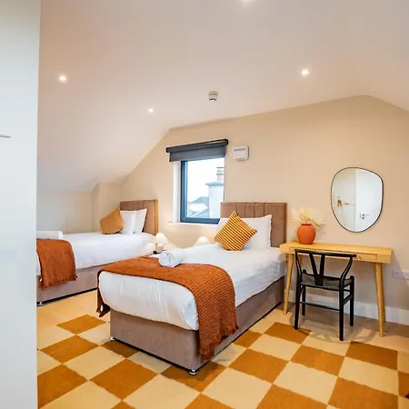 9br House - Walk To Eyre Square - Free Parking *