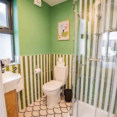 9br House - Walk To Eyre Square - Free Parking Feriehus *