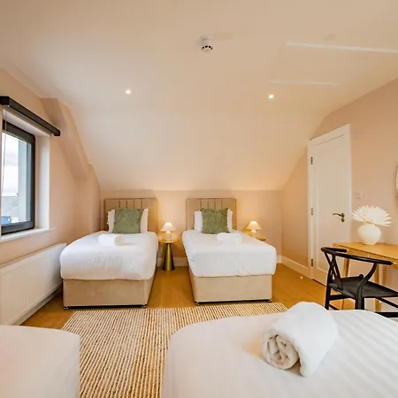 9br House - Walk To Eyre Square - Free Parking *