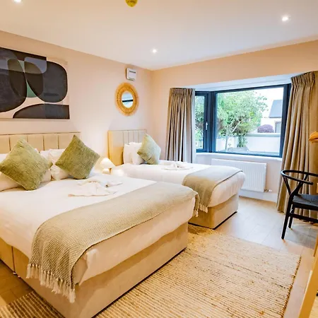 9br House - Walk To Eyre Square - Free Parking Tatil Evi *