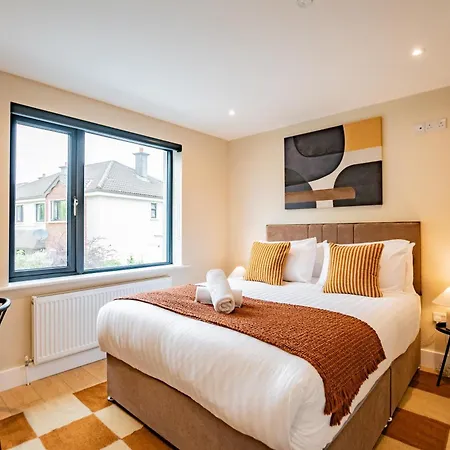 9br House - Walk To Eyre Square - Free Parking Tatil Evi *