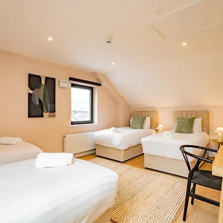 9br House - Walk To Eyre Square - Free Parking