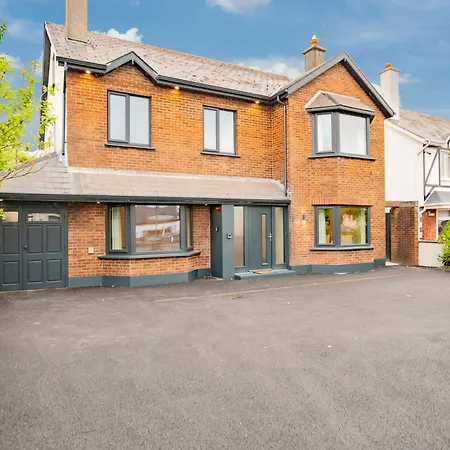 9br House - Walk To Eyre Square - Free Parking Tatil Evi *
