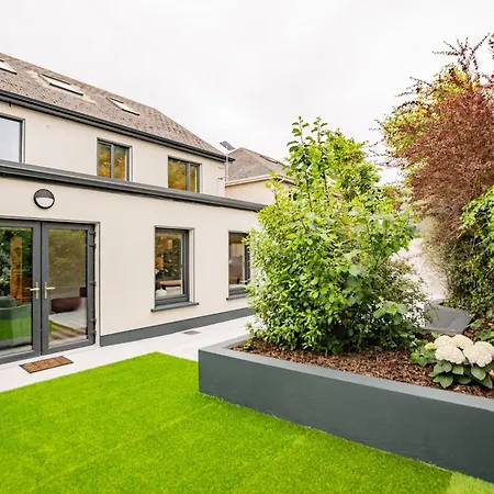 9br House - Walk To Eyre Square - Free Parking Tatil Evi