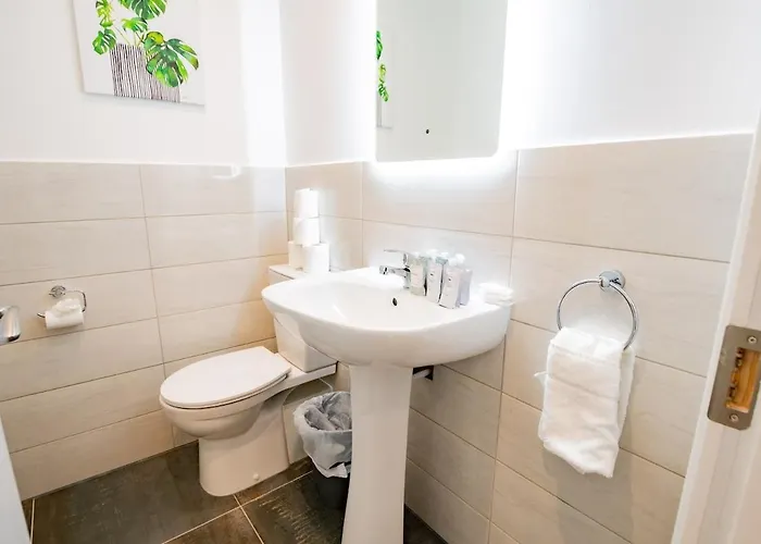 The Large Group House - Sleeps 25 Ferienhaus *